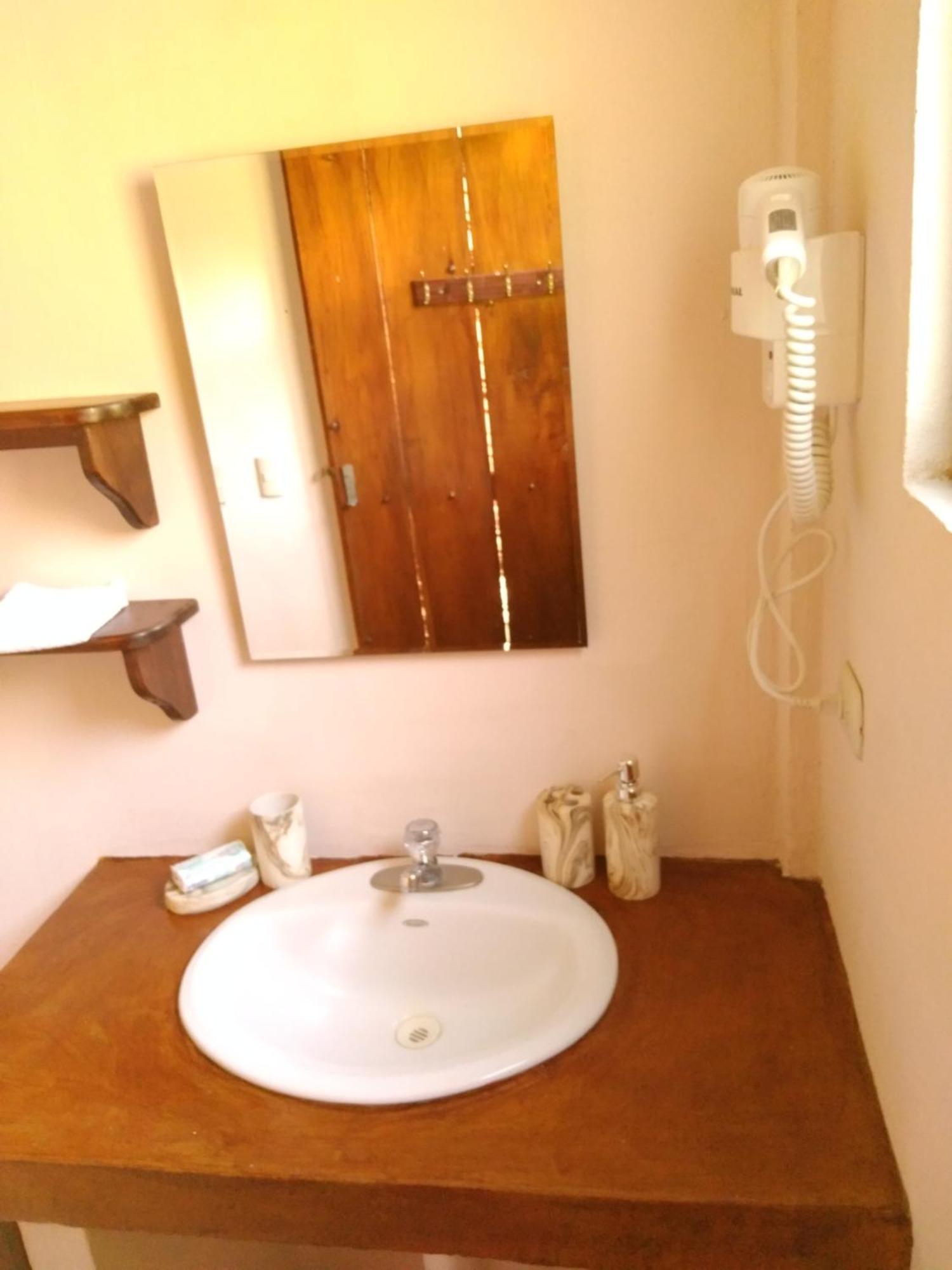 Slow Travel Lodge Упала Экстерьер фото